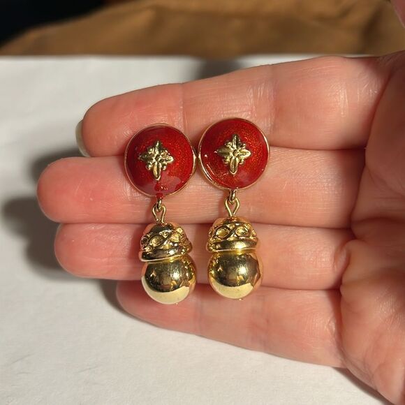 Vintage Avon gold tone dangly pierced earrings with red enamel detailing. - Picture 3 of 4